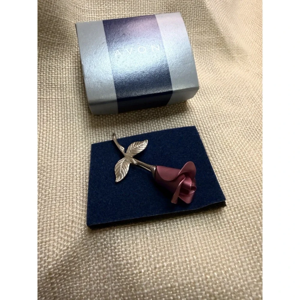 Avon Rosebud Brooch Pin Pink Rose Silver Tone Long Stem‎ Leaves Vintage